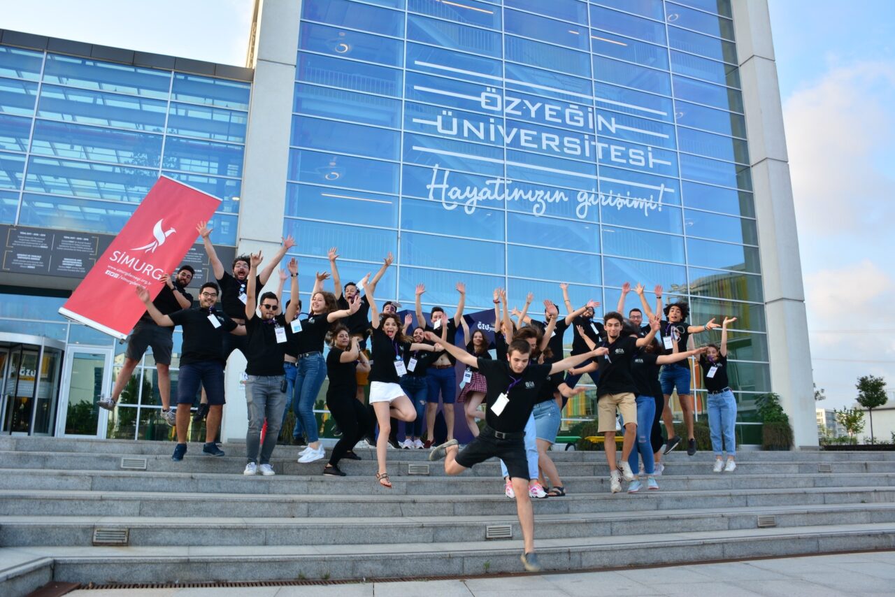 2C1N ekibi Özyeğin Üniversitesi önünde
